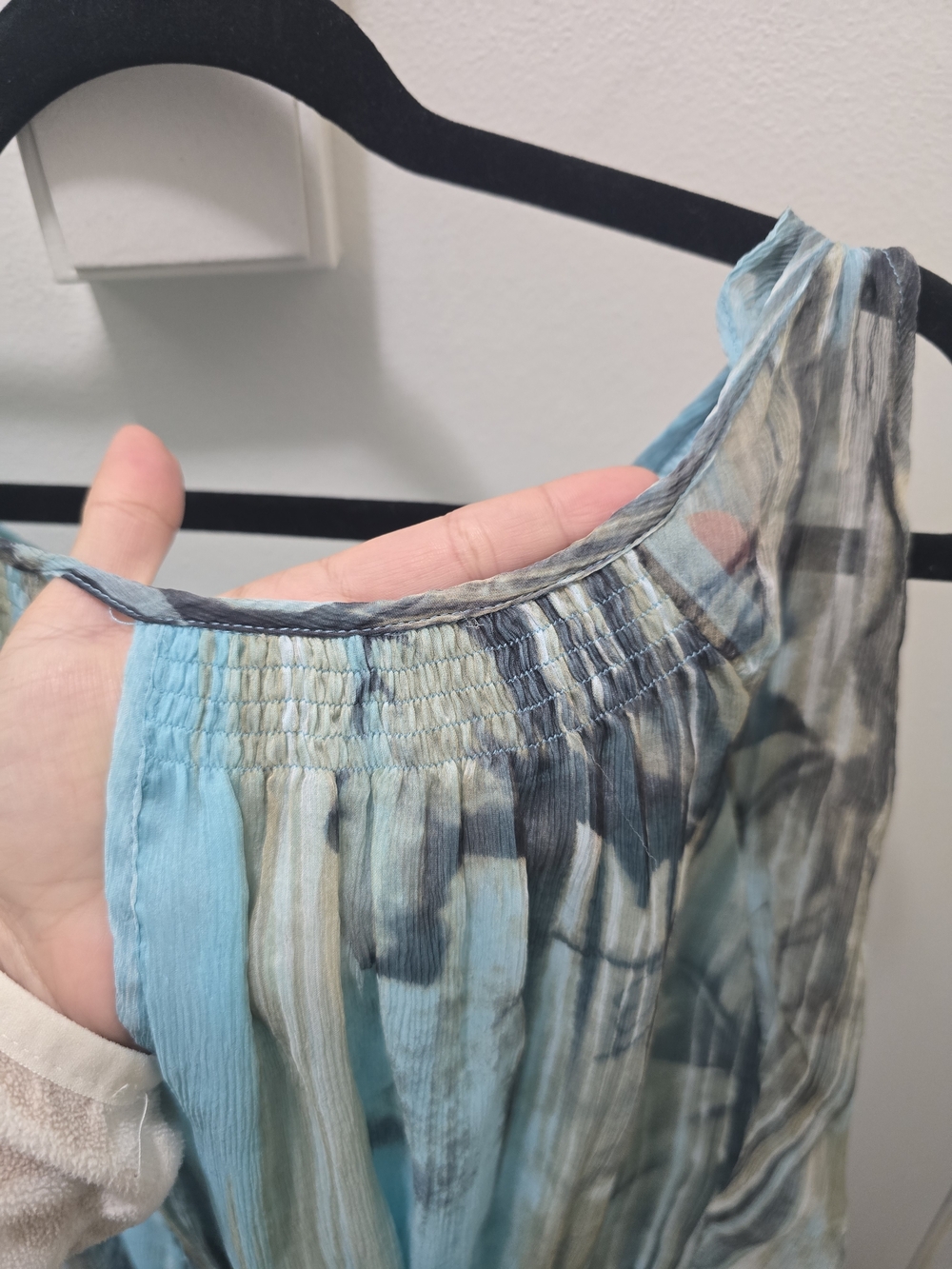 ​Blue Velvet 100% Silk Floral Flutter Sleeve Blouse - Picture 6 of 10